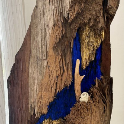 Blue 2, 2024, Pigmente, Öl, Stein, Horn und Blattgold auf Holz, ca.49x30 cm