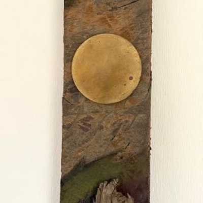 celtic stories untold 1, 2024, Mooreich, Ölfarbe, Messing, ca. 34x6,5 cm